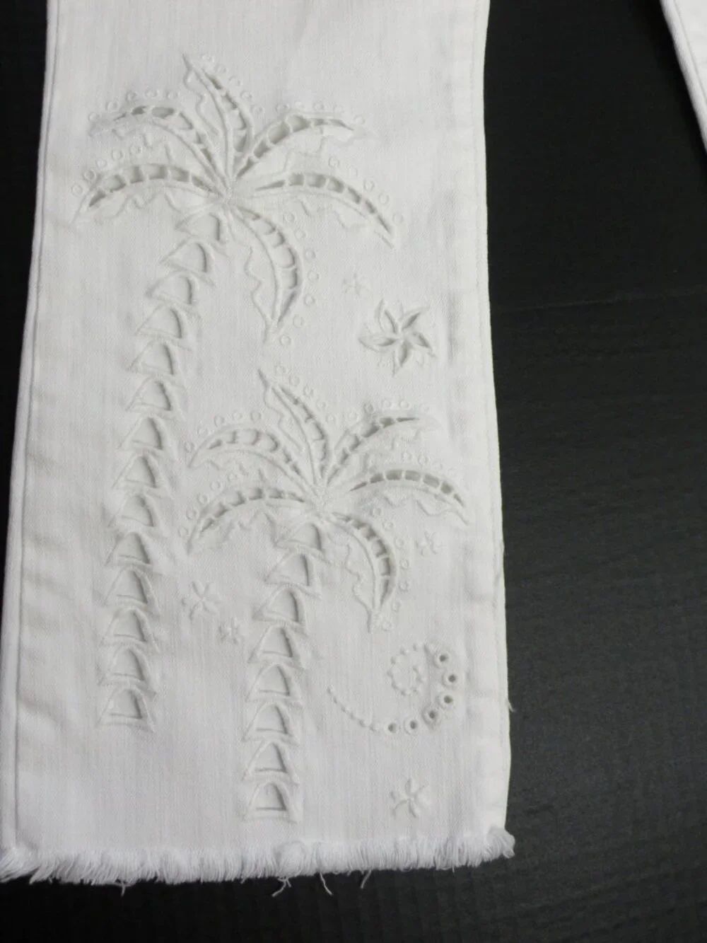 Johnny Was Jeans Womens 32 White Cropped Baby Boot Paradise Palm Embroidered